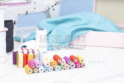 缝纫工作室。缝纫机。一套缝纫用品:线、针、大头针、剪刀、卷尺等。