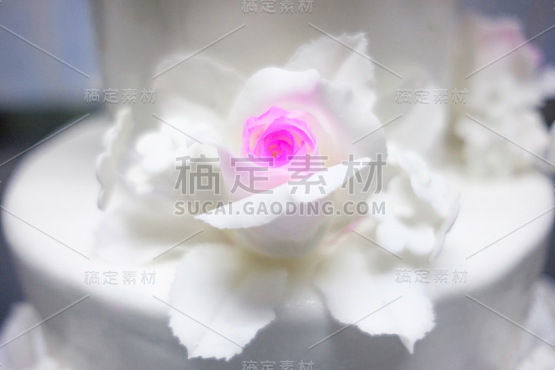 婚礼蛋糕上的鲜花