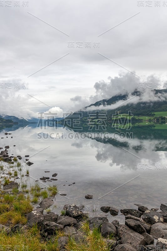 美丽的挪威的风景。海湾的景色。挪威理想的峡湾倒影在清澈的水中