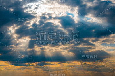 太阳的光芒穿过云层，海上的风暴云