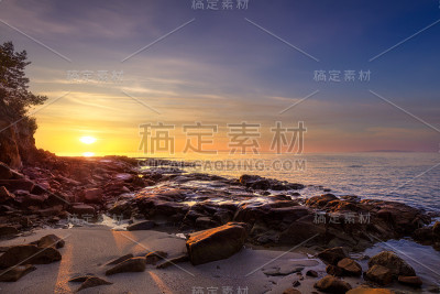 托斯卡纳马雷马卡拉维奥里纳湾海滩的日落。地中海。意大利。