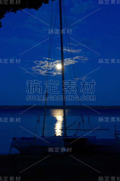 帆船上的月出