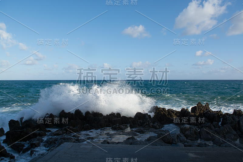 海上风暴和多云的天空