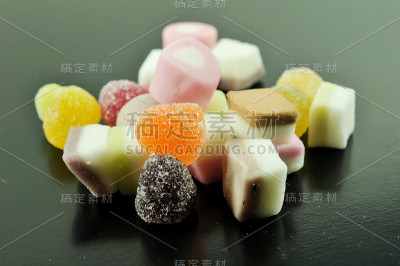 糖果放在黑色的桌子上