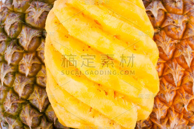剥皮成熟的菠萝对白色背景的健康菠萝水果食品隔离
