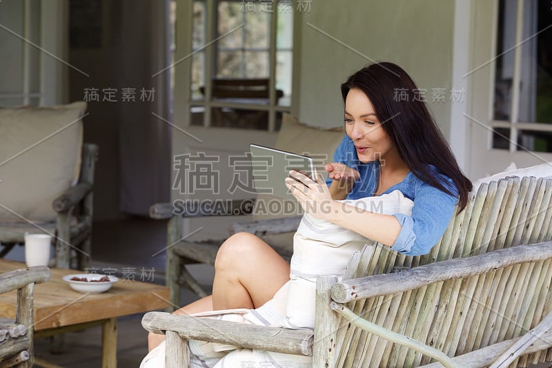 美女向平板电脑飞吻