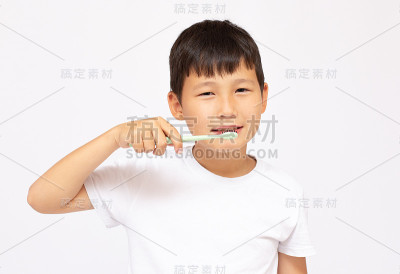 亚洲小孩近距离刷牙。