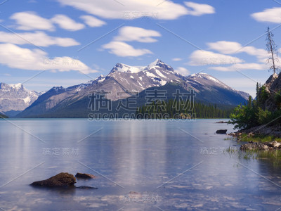 风景美丽的蓝色恶性湖在一个夏天的一天