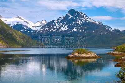 挪威峡湾和雪山的美景