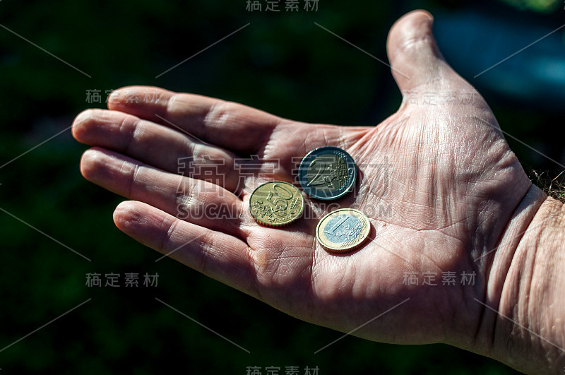 欧元硬币的大手