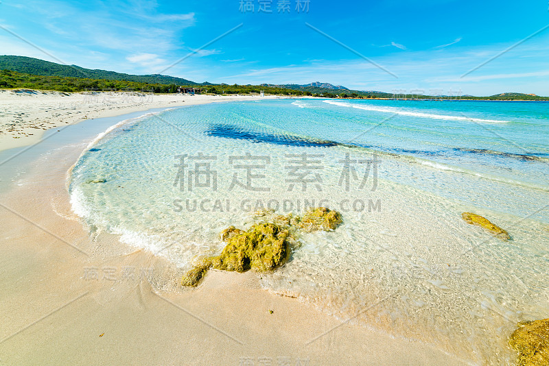 翡翠海岸晴朗的日子里，丽娜比安卡海滩