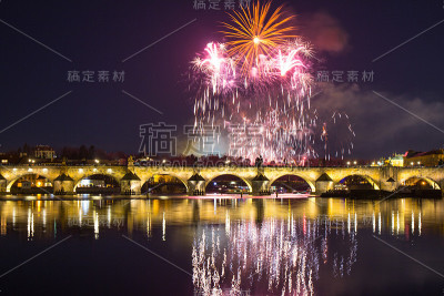 查尔斯桥和伏尔塔瓦河上五彩缤纷的烟花。布拉格的历史中心。捷克共和国2018年新年