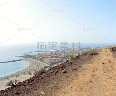 从山顶俯瞰西班牙岛的全景。