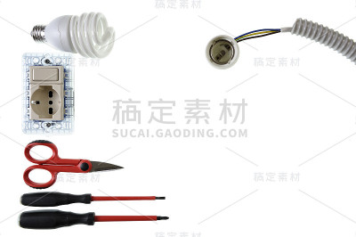 从上面靠近电气装置的工作工具和组件，隔离在白色背景上