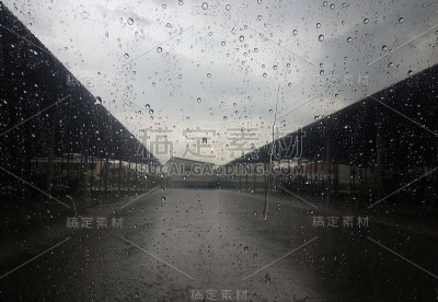 水滴在玻璃上