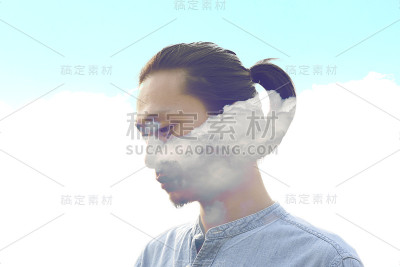 双重曝光，男人和蓝色云彩。创造性的肖像。