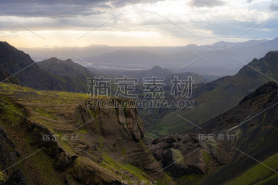 在Thorsmork附近的Fimmvorduhals徒步旅行步道上，峡谷和山顶在戏剧性和多彩的日落