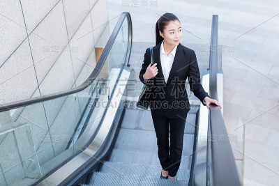拿着公文包的女人，商务女性