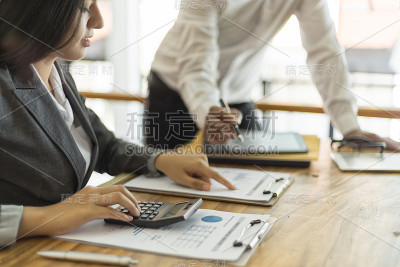 商务人员和同事在会议室讨论业务图表，团队合作概念，讨论概念