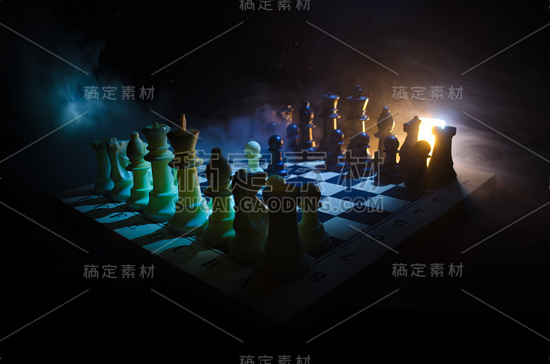 棋牌游戏的经营理念和竞争理念以及战略理念。象棋人物在烟雾缭绕的黑暗背景上。