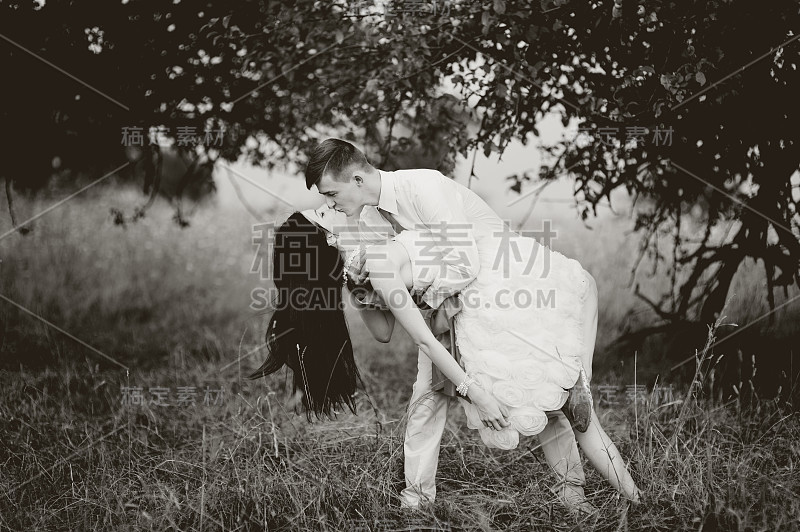 新婚夫妇的黑白照片。