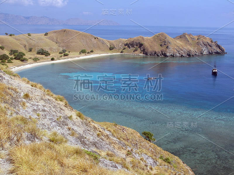 游客在科莫多岛(科莫多国家公园)的海湾上游船，纳闽巴霍，弗洛雷斯，印度尼西亚