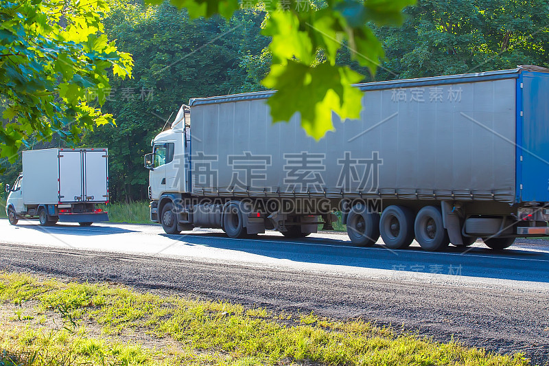 卡车在高速公路上行驶