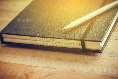 笔记本和铅笔放在木桌上
