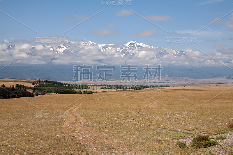 阿尔泰峡谷草原和山脉为背景