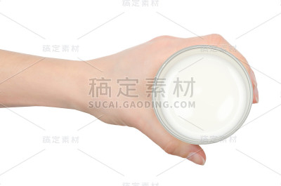 手持一杯牛奶的年轻女孩的手。