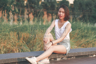 坐在公园桥上的女人