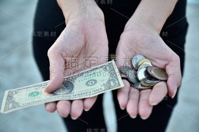 手拿着钱