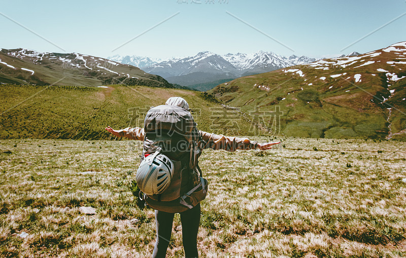 快乐的女人拿着背包举起双手在山上徒步旅行健康的生活方式冒险概念活跃的夏季假期户外登山运动装备