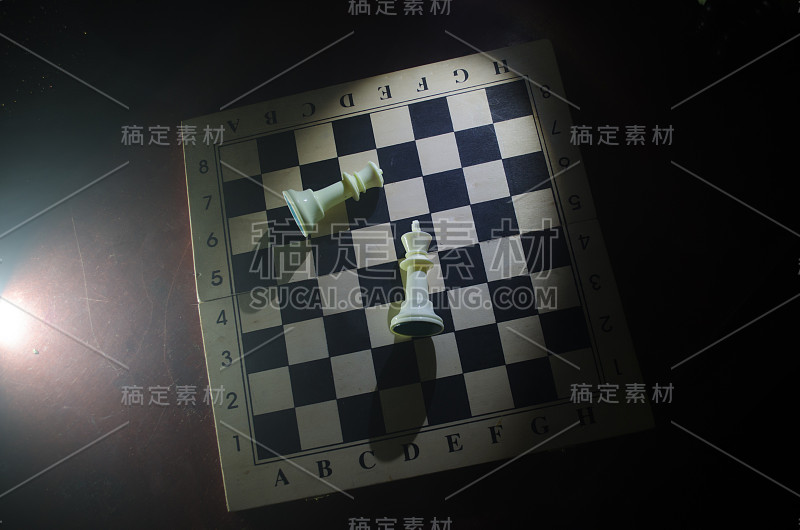 棋牌游戏的经营理念和竞争理念以及战略理念。象棋人物在烟雾缭绕的黑暗背景上。