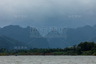 越南芳芽松岗河上的一艘船