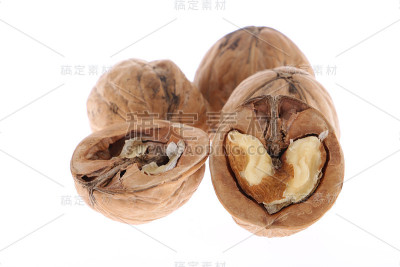 完整和开裂的核桃孤立在白色背景上