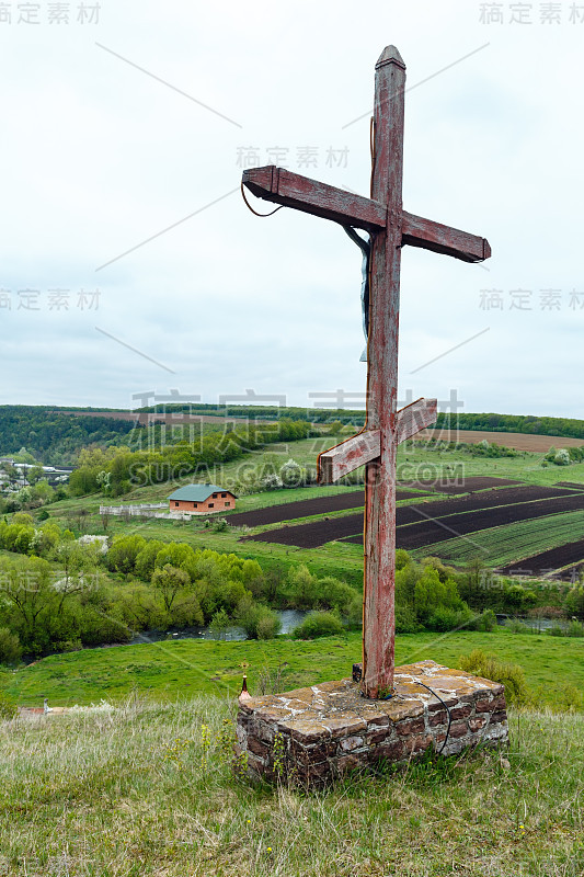 乌克兰Ternopil地区spring Rukomysh Cave庙附近的木十字架。