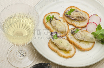 白葡萄酒和烟熏牡蛎