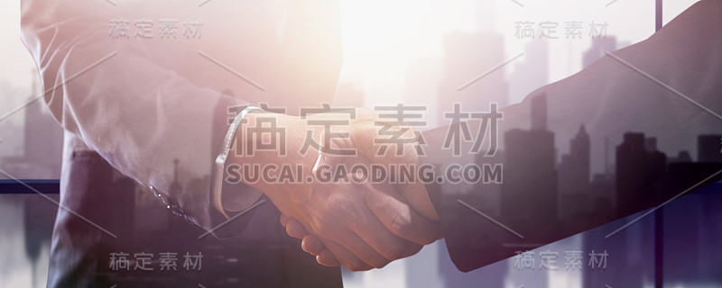成功洽谈和握手的概念，两个商人握手庆祝合作伙伴关系和团队合作，生意成交