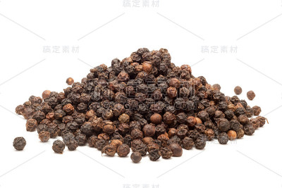 一堆有机黑胡椒。