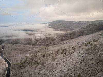 鸟瞰图蜿蜒的北卡罗莱纳州山路在雪