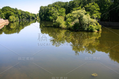 夏天雪河的景色