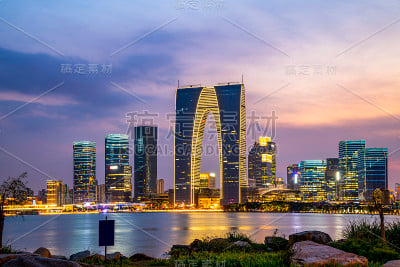 中国苏州现代城市建筑夜景