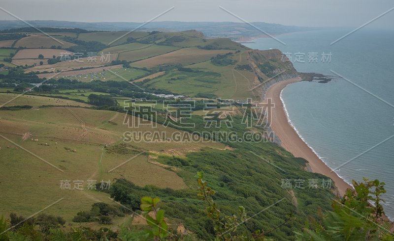 山上的绿色田野，背景是英吉利海峡和英国的乡村。英国多塞特侏罗纪海岸的金冠。