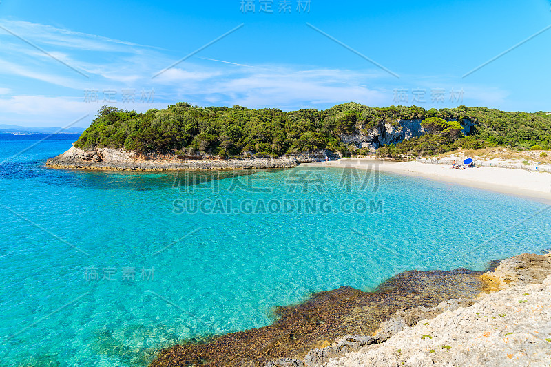 法国科西嘉岛，风景如画的小斯佩隆海滩和清澈的绿松石海水