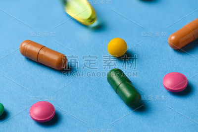 药丸、片剂、维生素、药物、omega - 3鱼油、凝胶胶囊、保健品和食品对蓝色的补充