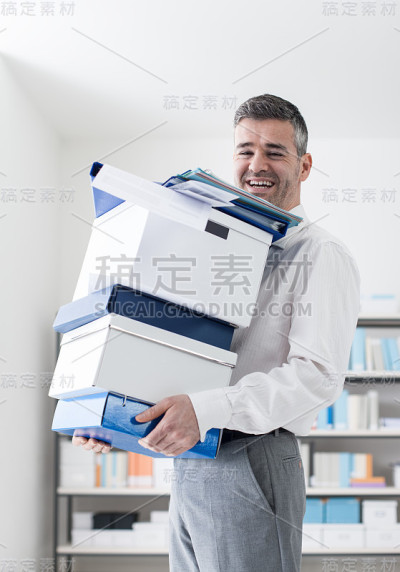 快乐的办公室职员扛着箱子