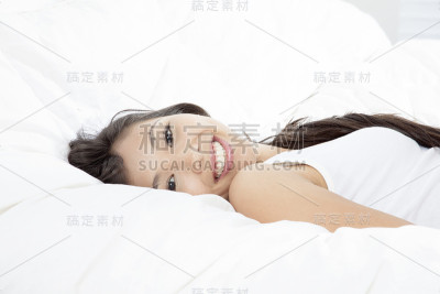 年轻女子躺