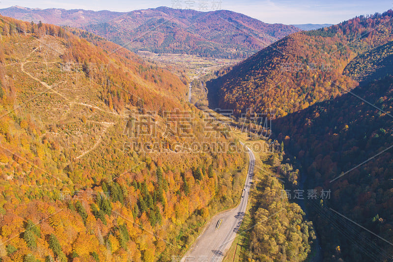 美丽的秋季山景。山间公路。从上面的观点