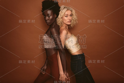 两个有着不同种族的年轻女性
